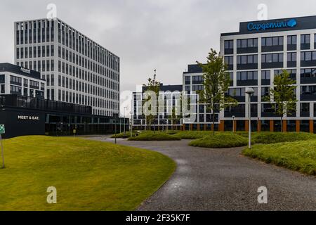 Wroclaw, Pologne - Mai 23 2020: Place de jardin d'affaires de bâtiments d'entreprise noirs et blancs Banque D'Images