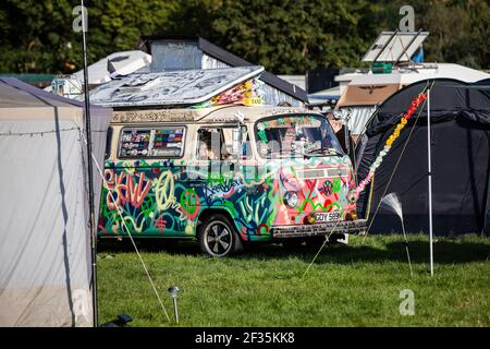 Megan aus Großbritannien Hat seinen VW bus T2 aus den 70er Jahren in ein Gesamtkunstwerk verwandelt. Der Campervan ist bemalt und innen sehr individue Banque D'Images