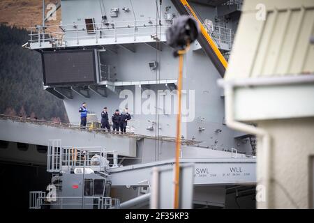 Des membres de l'équipage à bord du porte-avions de la Royal Navy, le HMS Queen Elizabeth, à Glen Mallan, à Loch long, alors que le navire se rend pour la première fois dans l'ouest de l'Écosse. Date de la photo: Lundi 15 mars 2021. Banque D'Images