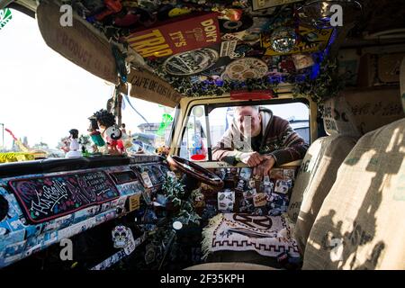 Megan aus Großbritannien Hat seinen VW bus T2 aus den 70er Jahren in ein Gesamtkunstwerk verwandelt. Der Campervan ist bemalt und innen sehr individue Banque D'Images