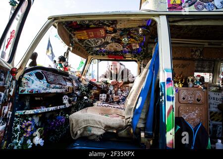 Megan aus Großbritannien Hat seinen VW bus T2 aus den 70er Jahren in ein Gesamtkunstwerk verwandelt. Der Campervan ist bemalt und innen sehr individue Banque D'Images