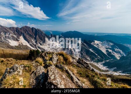 Vue panoramique sur le paysage de montagne. Les crêtes de montagne s'élèvent au-dessus de vallées profondes par temps ensoleillé. Banque D'Images