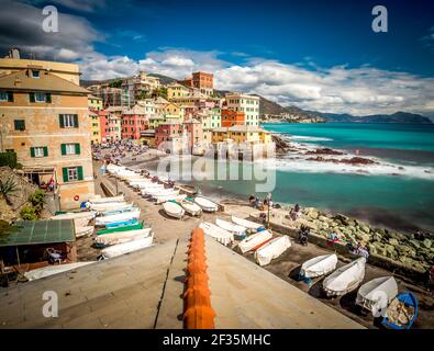 Vieux village de marins avec bateaux, plage et façades de maisons aux couleurs pastel. Boccadasse, Ligurie, Italie. Banque D'Images