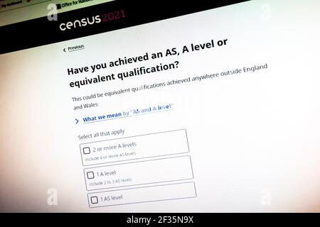 Écran d'ordinateur présentant des questions sur l'éducation et les qualifications du Recensement du Royaume-Uni 2021 organisé par l'Office for National Statistics. Banque D'Images