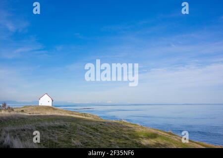 Une vue panoramique de l'édifice East point Fog Alarm, sur l'île Saturna, en Colombie-Britannique, au Canada Banque D'Images