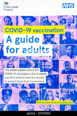 Dépliant vaccin Covid-19 UN guide pour adultes envoyé par le public Santé Angleterre avec une lettre expliquant comment réserver la vaccination du coronavirus En mars 2021 Banque D'Images