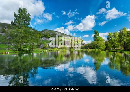 Kilnsey Park et kilnsey Crag, yorkshire Dales Banque D'Images