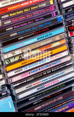 Collection de cd de Mojo un magazine de musique britannique qui couvre la musique rock du patrimoine avec un CD monté sur la couverture gratuit qui est donné à chaque copie. Banque D'Images