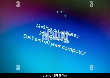 Vue rapprochée de l'écran de l'ordinateur montrant la mise à jour de Microsoft Windows 10 en cours avec le texte travail sur les mises à jour 30 % terminé ne mettez pas votre ordinateur hors tension. Banque D'Images