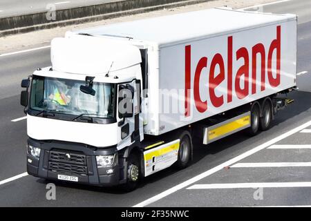 Vue latérale et de face Iceland Frozen Foods épicerie commerce de détail livraison de la chaîne d'approvisionnement alimentaire camion et remorque de grande marque Publicité sur l'autoroute britannique Banque D'Images