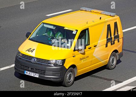 Vue rapprochée de l'antenne en regardant vers le bas la Volkswagen jaune Camionnette de marque AA et conducteur en cabine très porté Veste Visibility sur l'autoroute britannique Banque D'Images