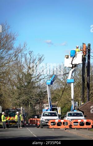 Royaume-Uni Power Networks entreprise de distribution Cherry Picker ouvriers de camion et d'électricien connectant un nouveau câble d'alimentation électrique au sommet du poteau Essex Royaume-Uni Banque D'Images