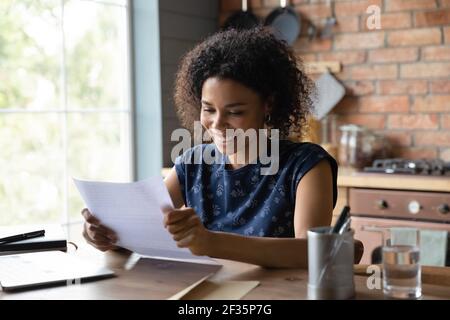 Femme noire satisfaite obtenir la réponse au sujet de recevoir le prêt de la banque Banque D'Images