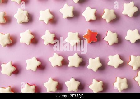 Fond de bonbons en gelée en forme d'étoile. Étoiles de marmelade de fruits sur fond rose Uni. Vue de dessus. Banque D'Images