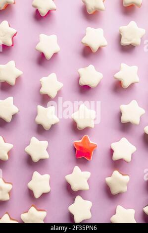 Fond de bonbons en gelée en forme d'étoile. Étoiles de marmelade de fruits sur fond rose Uni. Vue de dessus. Banque D'Images