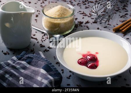 Pudding à la semoule avec cerises et asperges au chocolat sur le comptoir Banque D'Images