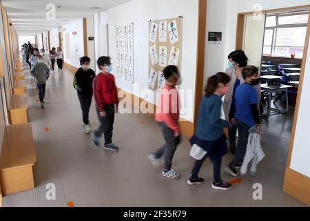 Lisbonne, Portugal. 15 mars 2021. Les élèves entrent dans une salle de classe à l'école primaire d'Oeiras, Portugal, le 15 mars 2021. À partir de mars 15, établissements d'enseignement pour la petite enfance, magasins à emporter, studios de beauté, librairies, commerce de voitures, Et la médiation immobilière au Portugal peut s'ouvrir après plus de deux mois de confinement pour contenir la pandémie COVID-19. Crédit: Pedro Fiuza/Xinhua/Alay Live News Banque D'Images