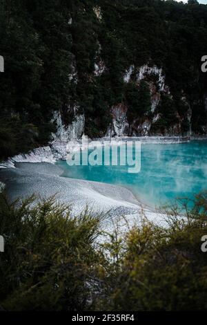 Une photo incroyable du lac Inferno Crater dans la vallée du Rift volcanique de Waimangu, en Nouvelle-Zélande Banque D'Images