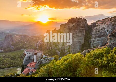 Meteora, Grèce. Formations rocheuses de grès, monastères Rousanou et Nikolaos au coucher du soleil. Banque D'Images