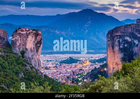 Meteora, Grèce. Monastère de la Sainte Trinité (Agia Trias) et ville de Kalabaka. Banque D'Images