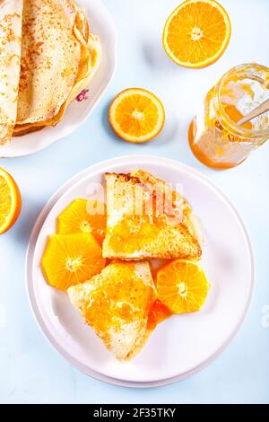 Crêpes fines aux fruits d'orange et marmelade sucrée. Banque D'Images