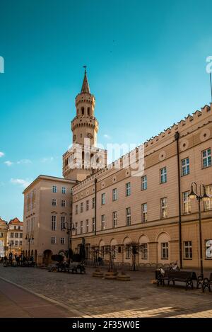 OPOLE, POLOGNE - 06 mars 2021 : photo verticale de l'hôtel de ville d'Opole par temps ensoleillé Banque D'Images