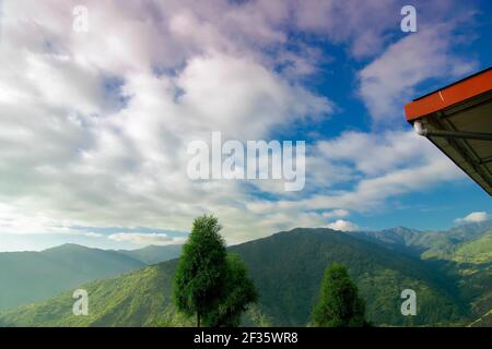 Belle vue panoramique sur Rinchenpong, Sikkim. Ciel nuageux au-dessus des montagnes de l'Himalaya. Banque D'Images