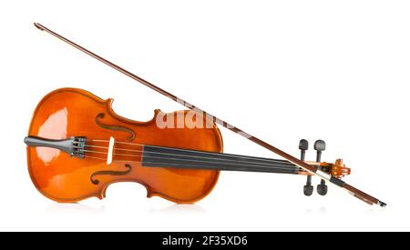 Vue latérale de violon ou de violon en bois marron, instrument de musique classique, avec arc sur fond blanc Banque D'Images