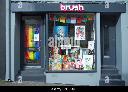 Brush, une galerie d'art et un coiffeur à Brighton Banque D'Images