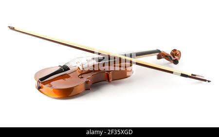 Violon ou violon en bois brun, instrument de musique classique, avec noeud sur fond blanc, mise au point sélective Banque D'Images