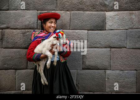 Heidi Klum et son agneau, Cusco, Pérou Banque D'Images