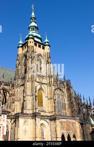 Cathédrale Saint-Vitus de Prague, dominant le ciel Banque D'Images