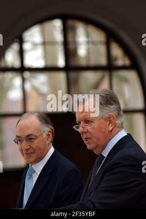 DANS UNE SALLE HORTICOLE VIDE, MICHAEL HOWARD ET STEVE NORRIS À UN APPEL DE PRESSE CRITISISING KEN LIVINGSTONES RECORD SUR LA COURSE À LONDRES. Banque D'Images