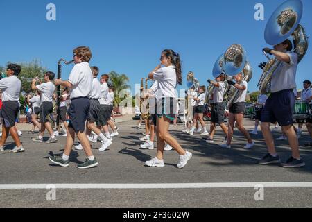 Poway High School Marching Band, défilé du jour de l'indépendance du 4 juillet à Rancho Bernardo, San Diego, Californie, États-Unis. Un jeune étudiant se joue avec des drapeaux et joue de la musique. 4 juillet 2019 Banque D'Images