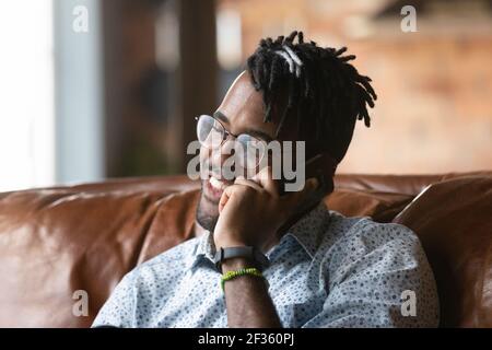 Positif Millénaire afro-américain hipster appeler ami par téléphone Banque D'Images