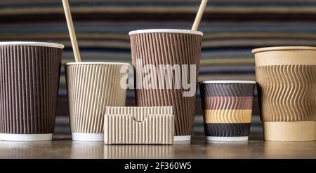 Grandes et petites tasses en papier jetables de différentes couleurs et des modèles Banque D'Images