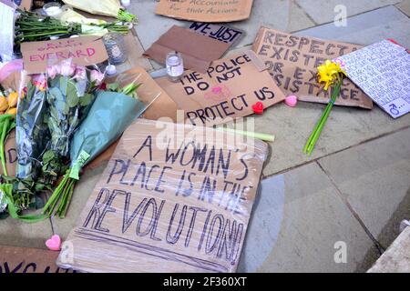 Des placardes qui font pression pour la sécurité des femmes et des fleurs à la statue d'Emmeline Pankhurst sur la place Saint-Pierre, Manchester, Angleterre, Royaume-Uni, sont partis après la vigile à la mémoire de Sarah Everard le 13 mars 2021. Un policier de la région métropolitaine de Londres a été inculpé d'enlèvement et de meurtre de Sarah Everard le 12 mars. Il a comparu devant le tribunal des magistrats de Westminster le 13 mars et a été remis en garde à vue pour comparaître devant le tribunal Old Bailey le 16 mars. Emmeline Pankhurst était le chef du mouvement des suffragettes au Royaume-Uni. La statue de bronze a été sculptée par Hazel Reeves. Banque D'Images