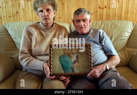 BARBARA ET ROB LOWERY DISCUTENT DE LA MORT DE LEUR FILS IAN.1/9/04 PILSTON Banque D'Images