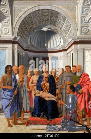 Piero della Francesca. Peinture intitulée «Madonna et l'enfant avec les saints, Anges et Federico da Montefeltro» (retable de San Bernardino) par Piero della Francesca, artiste italien de la Renaissance, (c.1415/20-1492), tempera sur panneau, c. 1472-74 Banque D'Images