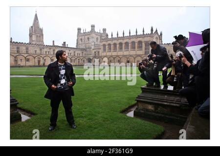 Bilawal Bhutto Zardari traverse un quadrilatère au Christ Church College d'Oxford, dans le sud de l'Angleterre le 11 janvier 2008. Le fils de Benazir Bhutto, chef de l'opposition pakistanaise assassiné, et maintenant président du Parti populaire pakistanais, commence un nouveau mandat d'étudiant de premier cycle à l'Université d'Oxford. pic David Sandison Banque D'Images