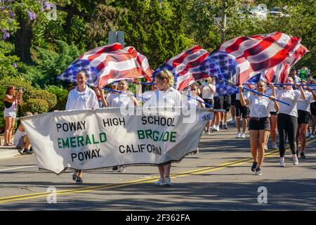 Poway High School Marching Band, défilé du jour de l'indépendance du 4 juillet à Rancho Bernardo, San Diego, Californie, États-Unis. Un jeune étudiant se joue avec des drapeaux et joue de la musique. 4 juillet 2019 Banque D'Images