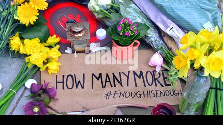 Des placardes qui font pression pour la sécurité des femmes et des fleurs à la statue d'Emmeline Pankhurst sur la place Saint-Pierre, Manchester, Angleterre, Royaume-Uni, sont partis après la vigile à la mémoire de Sarah Everard le 13 mars 2021. Un policier de la région métropolitaine de Londres a été inculpé d'enlèvement et de meurtre de Sarah Everard le 12 mars. Il a comparu devant le tribunal des magistrats de Westminster le 13 mars et a été remis en garde à vue pour comparaître devant le tribunal Old Bailey le 16 mars. Emmeline Pankhurst était le chef du mouvement des suffragettes au Royaume-Uni. La statue de bronze a été sculptée par Hazel Reeves. Banque D'Images