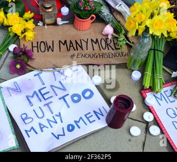 Des placardes qui font pression pour la sécurité des femmes et des fleurs à la statue d'Emmeline Pankhurst sur la place Saint-Pierre, Manchester, Angleterre, Royaume-Uni, sont partis après la vigile à la mémoire de Sarah Everard le 13 mars 2021. Un policier de la région métropolitaine de Londres a été inculpé d'enlèvement et de meurtre de Sarah Everard le 12 mars. Il a comparu devant le tribunal des magistrats de Westminster le 13 mars et a été remis en garde à vue pour comparaître devant le tribunal Old Bailey le 16 mars. Emmeline Pankhurst était le chef du mouvement des suffragettes au Royaume-Uni. La statue de bronze a été sculptée par Hazel Reeves. Banque D'Images