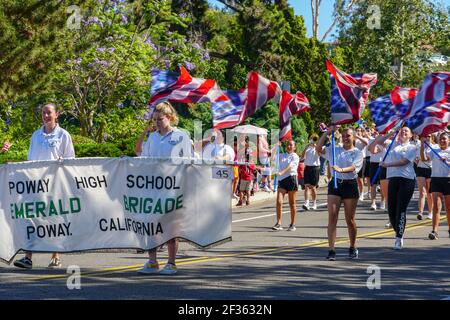 Poway High School Marching Band, défilé du jour de l'indépendance du 4 juillet à Rancho Bernardo, San Diego, Californie, États-Unis. Un jeune étudiant se joue avec des drapeaux et joue de la musique. 4 juillet 2019 Banque D'Images