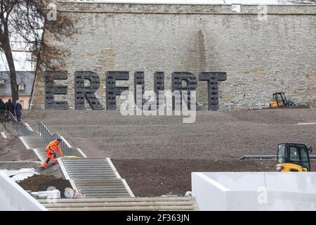 Erfurt, Allemagne. 15 mars 2021. Le lettrage « ERFURT » se trouve sur une colline sur le Petersberg. Une partie du future Federal Horticultural Show (BUGA), qui ouvrira ses portes le 23 avril 2021, aura lieu ici. Credit: Bodo Schackow/dpa-Zentralbild/dpa/Alay Live News Banque D'Images