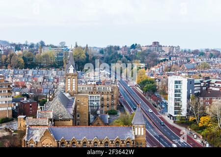 L'A1 Archway Road en direction du nord jusqu'à Highgate, l'ancienne infirmerie Holborn sur la gauche, depuis le sommet de l'Archway Tower London, Royaume-Uni Banque D'Images