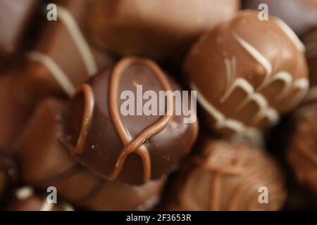 Assortiment de chocolats.bonbons au chocolat.motif chocolat. Bonbons sur fond marron.chocolats au lait foncé .ensemble de chocolats différents.doux Banque D'Images