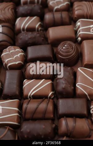 Assortiment de chocolats .bonbons au chocolat.motif chocolat. Bonbons gros plan sur fond marron.chocolats au lait foncé .ensemble de chocolats différents Banque D'Images