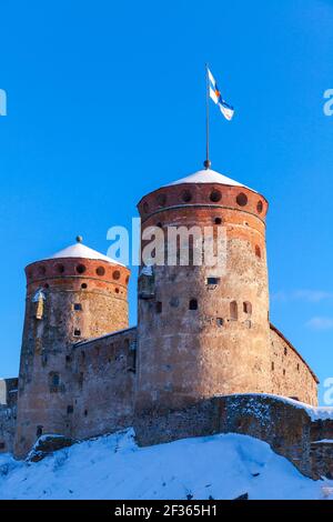 Photo verticale de l'Olavinlinna sous le ciel bleu par un beau jour d'hiver. C'est un château de trois tours du XVe siècle. Savonlinna, Finlande. La forteresse était Banque D'Images