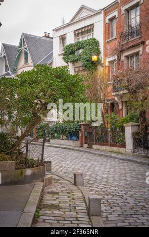 Paris, France - 02 26 2021 : quartier de Montmartre. Rue Villa Leandre Banque D'Images